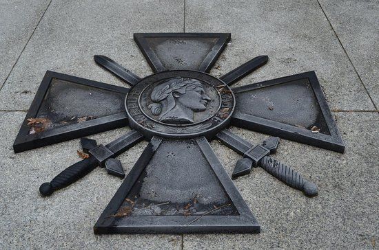 Sarkofag ku pamięci francuskich żołnierzy w Starokozielskim Parku